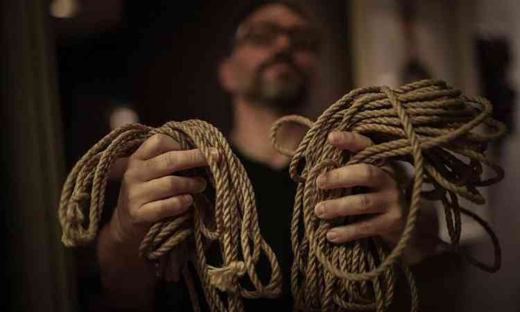 homem segurando cordas