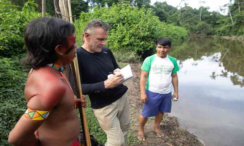 Jornalista Dom Phillips toma nota enquanto conversa com indígenas da Aldeia Maloca Papiú, em Roraima, em novembro de 2019