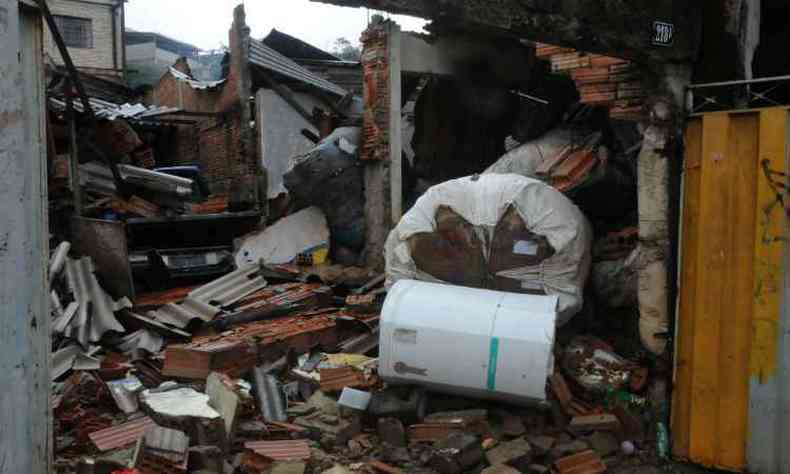 Fora da exploso derrubou paredes e tetos de imveis(foto: Paulo Filgueiras/EM/D.A Press)