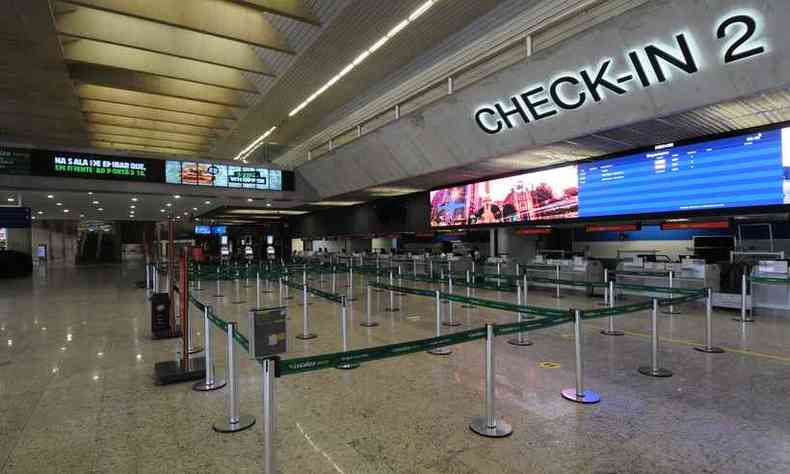 Alm do check-in automtico, os prprios passageiros ficaram responsveis por despachar as bagagens (foto: Juarez Rodrigues/EM/D.A )