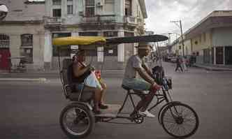 Homem trabalha como taxista em sua bicicleta. Muitos cubanos tm boas perspectivas de avano aps a aproximao com os Estados Unidos(foto: ALEXANDRE MENEGHINI)