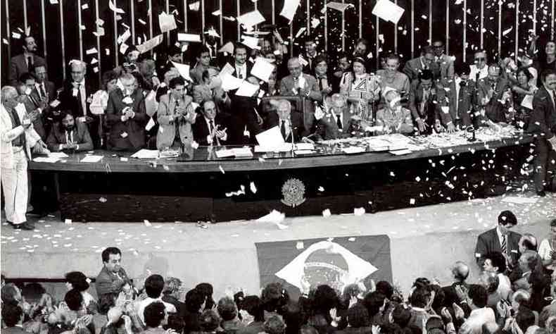  A Constituio de 1988, promulgada pelo Congresso Nacional em 5 de outubro, ainda foi feita sob a ressaca do perodo militar(foto: Agncia Brasil/Arquivo)