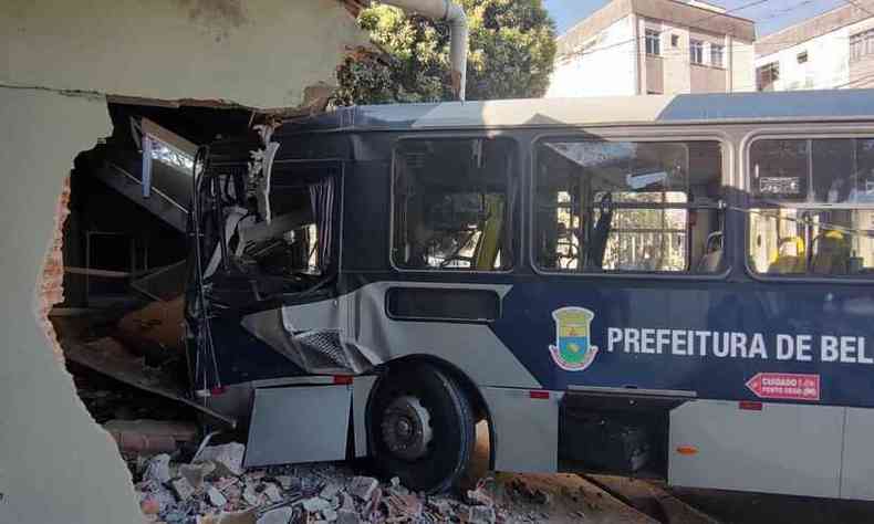 nibus atinge casa no bairro Santa Terezinha