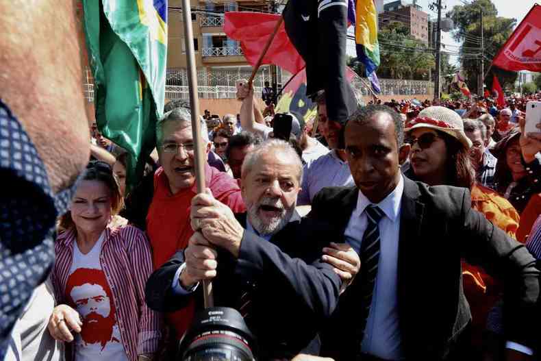 Milhares de apoiadores acompanharam o depoimento de Lula em Curitiba(foto: Roberto Parizzotti/CUT)