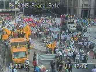 Aumenta o nmero de manifestantes na Praa Sete, no Centro da capital (foto: Reproduo)