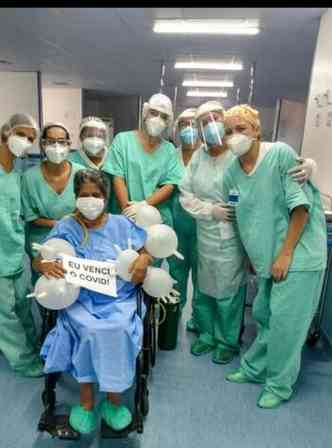 Mariza Rezende Ferreira comemora com a equipe de profissionais da saúde a vitória contra a Covid-19(foto: Foto: arquivo pessoal)