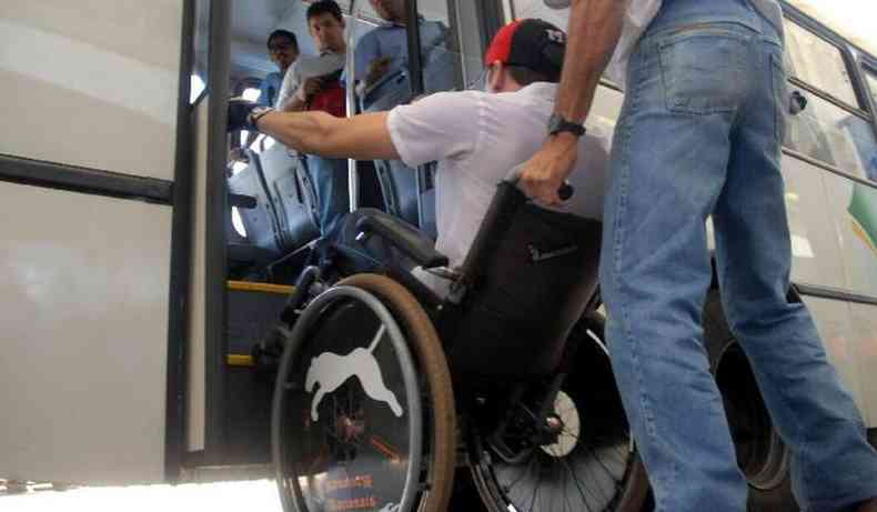 Cadeirante em transporte