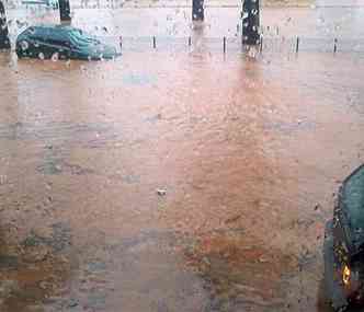 Na Avenida Antnio Carlos, na Pampulha, carros ficaram submersos(foto: Aline M. Antoniazzi )