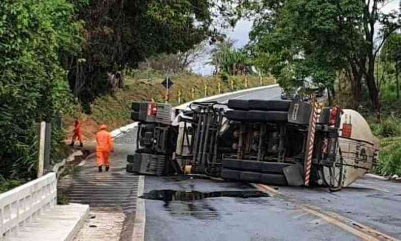Carreta tombou e interditou rodovia(foto: Corpo de Bombeiros/Divulgao)