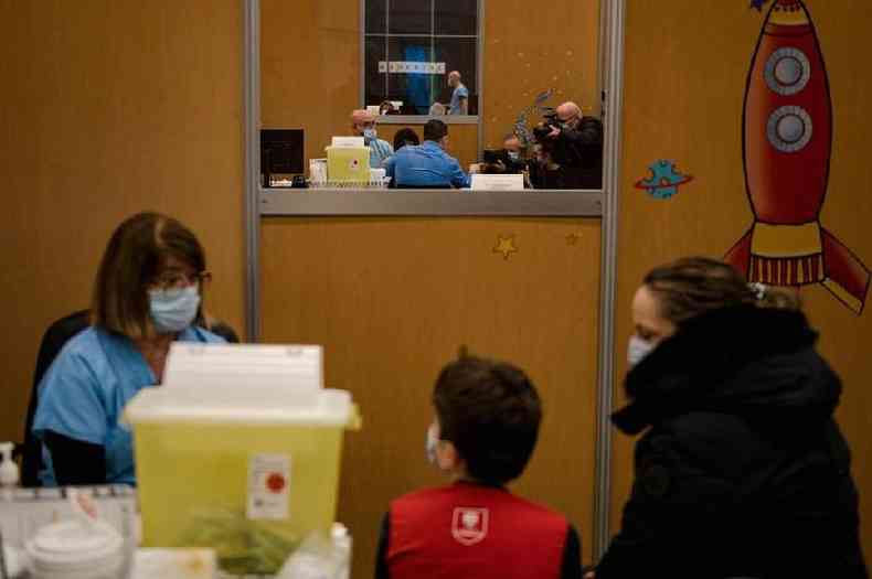 Criança aguardando para ser vacinada em Québec