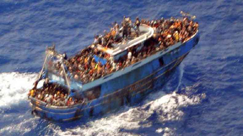 Barco com cerca de 700 imigrantes antes de naufragar, no dia 14