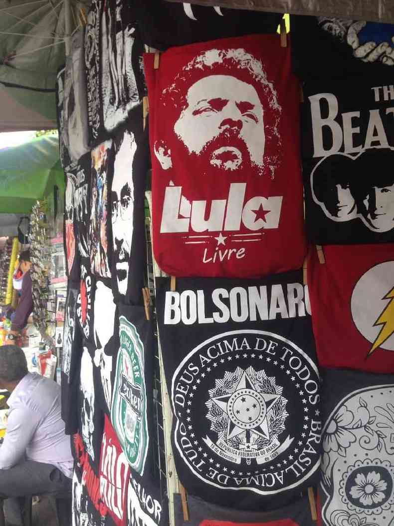 Camel vende camisas de Lula e Bolsonaro no Recife