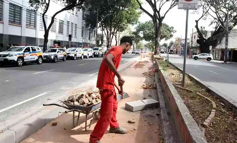 Trabalhadores em trecho de obras para a ciclovia da Avenida Augusto de Lima Barro Preto