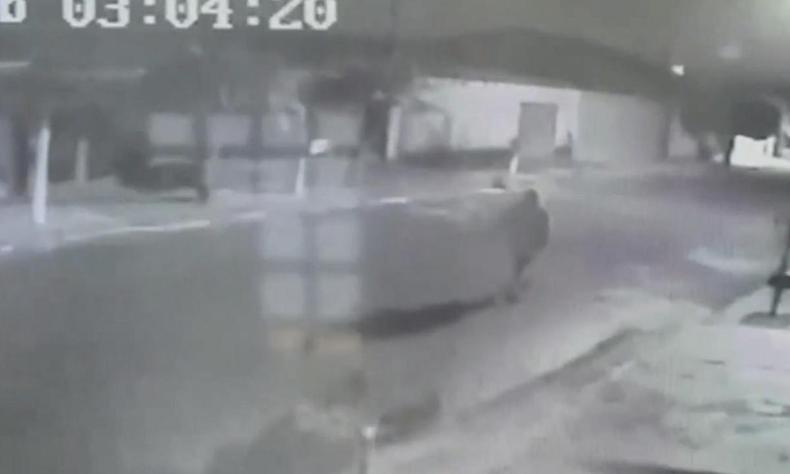 Imagem de cmera de segurana que mostra a suspeita andando perto da casa do namorado