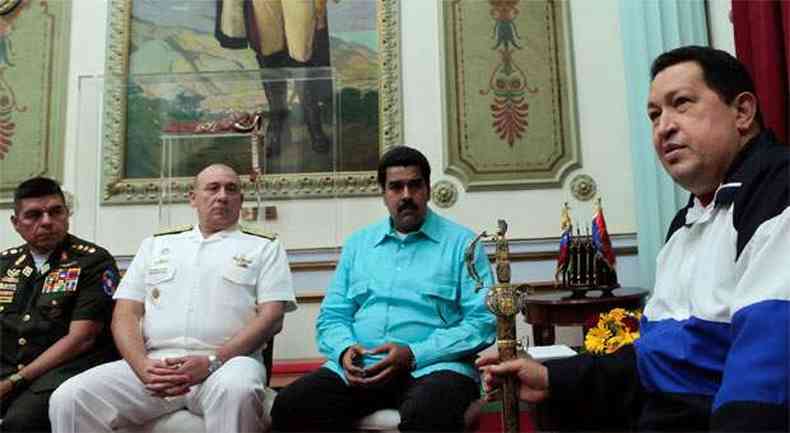  Hugo Chavez em reunio com o vice-presidente Nicolas Maduro e representantes das foras armadas(foto: AFP PHOTO/PRESIDENCIA )