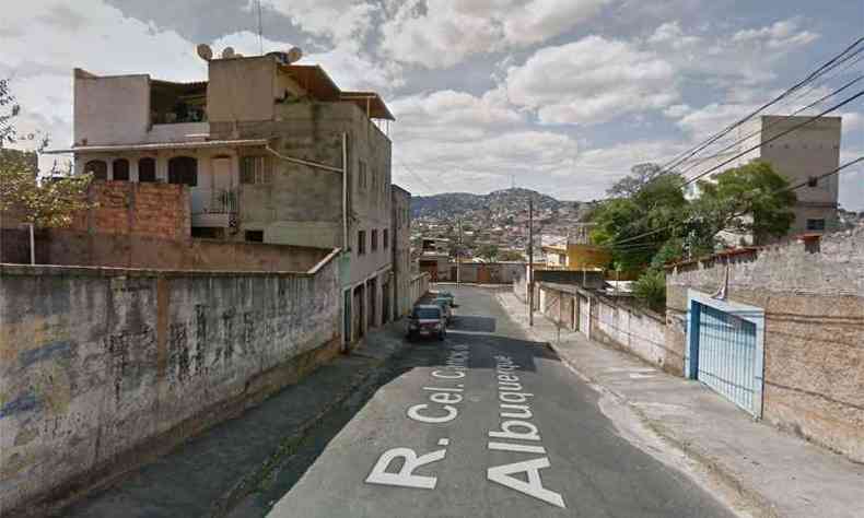 Agressores chegaram de carro e cercaram as vtimas na Rua Coronel Cncio de Albuquerque(foto: Reproduo da internet/Google Maps)