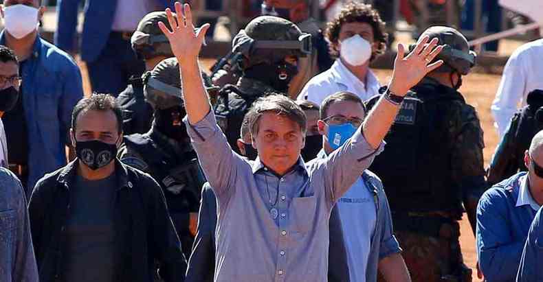 Bolsonaro foi a guas Lindas de Gois para inaugurar um hospital de campanha(foto: SRGIO LIMA/AFP)