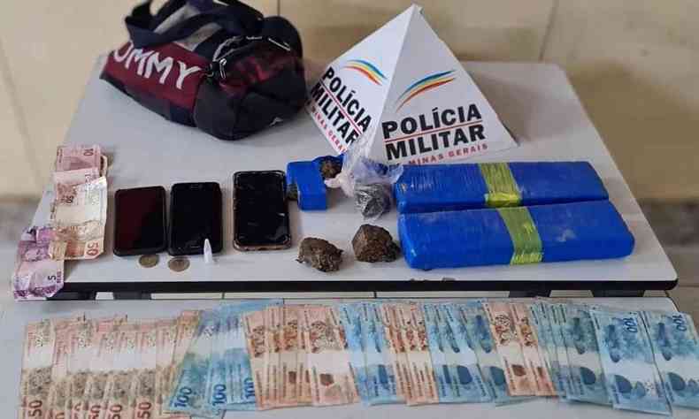 Dinheiro, drogas e celulares apreendidos na ao policial