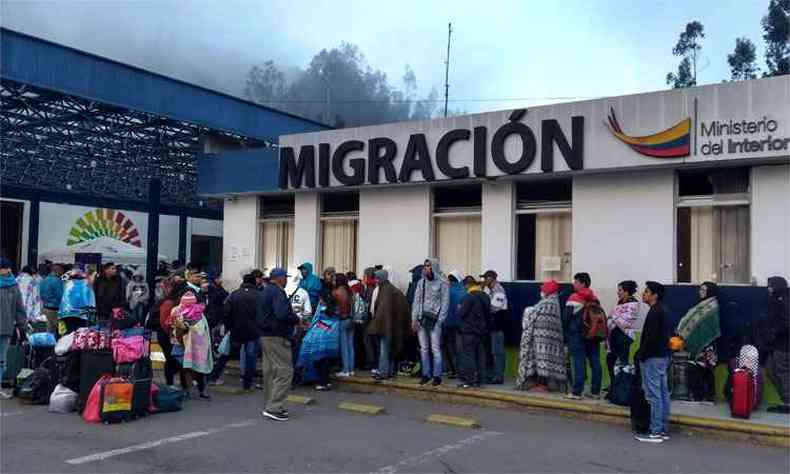 Em Rumichaca, na fronteira da Colmbia com o Equador, milhares de venezuelanos que fogem do regime de Nicols Maduro passam horas na fila da imigrao. Eles buscam emprego e vida melhor em Quito(foto: Renato Weil/A Casa Nmade)