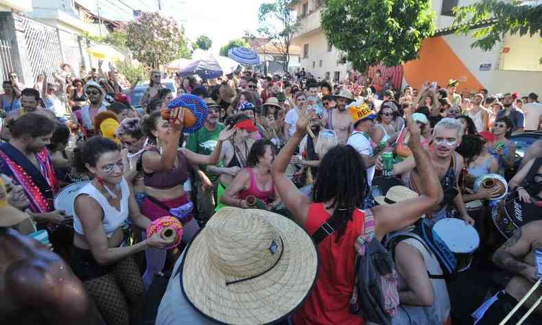 Bloco secreto sai pelas ruas do bairro Santa Tereza no Carnaval 2022