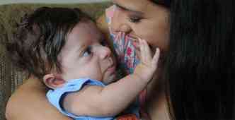 Diagnosticado com a doena depois do nascimento, Miguel Caldeira, de 6 meses, recebe carinho da me, Tas, e retribui(foto: Beto Novaes/EM/DA Press)