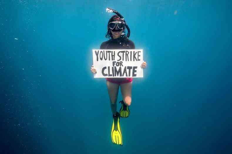 Shaama Sandooyea realizou a primeira 'greve' subaqutica do mundo em maro(foto: Tommy Trenchard/ Greenpeace)