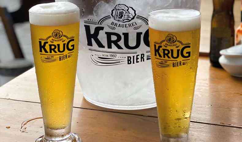 Dois copos cheios de chope Krug Bier