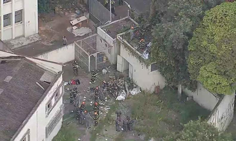 A queda ocorreu na Rua Pedro Luís Alves Siqueira esquina com Rua James Holland(foto: Reprodução/GloboNews) A queda ocorreu na Rua Pedro Luís Alves Siqueira esquina com Rua James Holland