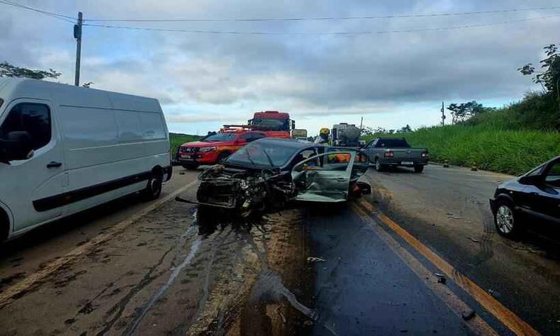 Acidente entre três carros deixou uma pessoa ferida e fechou pista da BR-381, em Sabará(foto: SALA DE IMPRENSA CBMMG) carro onde estava vítima socorrida pelos corpo de bombeiros na br-381