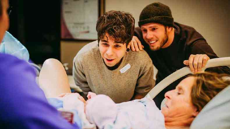 Os pais Elliot Dougherty e Matthew Eledge conhecem sua filha Uma(foto: Ariel Panowicz / www.arielpanowicz.com)