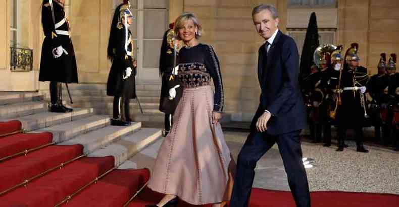 O magnata das grifes de luxo do mundo, Bernard Arnault, e sua mulher, a pianista Helene Arnault, entrando no Palcio do Eliseu, em Paris, sede do governo da Frana(foto: ludovic MARIN/ AFP)