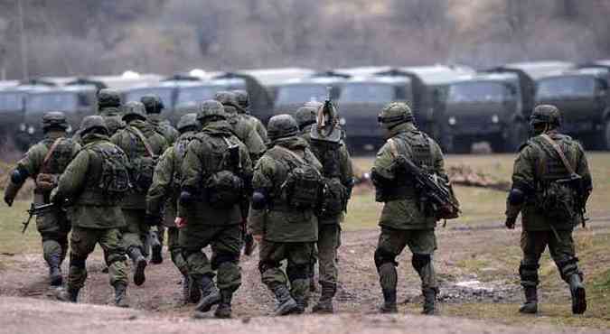 Soldados russos patrulham proximidades de base militar ucraniana de Perevalnoye, na Crimeia(foto: Filippo MONTEFORTE/AFP)