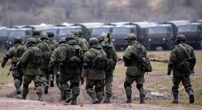 Soldados russos patrulham proximidades de base militar ucraniana de Perevalnoye, na Crimeia(foto: Filippo MONTEFORTE/AFP) Soldados russos patrulham proximidades de base militar ucraniana de Perevalnoye, na Crimeia(foto: Filippo MONTEFORTE/AFP)