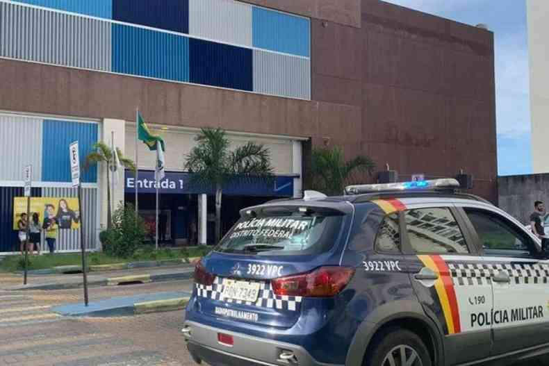 Carro da polcia militar em frente a escola