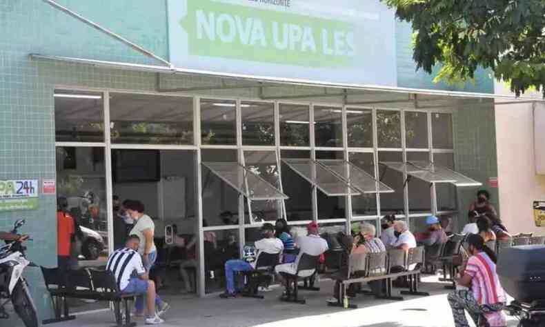 Pessoas em frenre à UPA em Belo Horizonte, sentadas nas cadeiras 