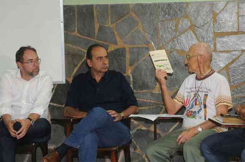 Padre Piggi entrega a Kalil documento sobre as ocupaes em BH(foto: (Leandro Couri/EM/D.A Press))