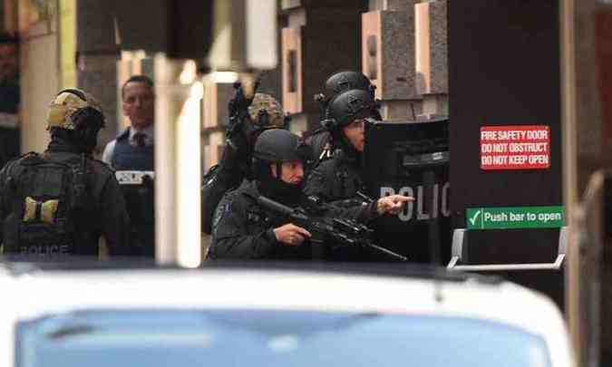 Policiais invadiram o caf onde o sequestrador fazia refns h mais de 16 horas e houve tiroteio(foto: William West/AFP )