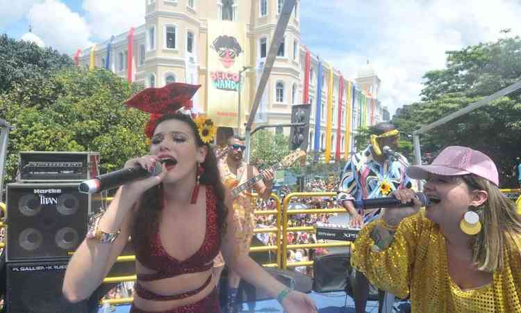 Maria Sabrina canta durante o desfile do bloco Beio do Wando no carnaval deste ano, em Belo Horizonte