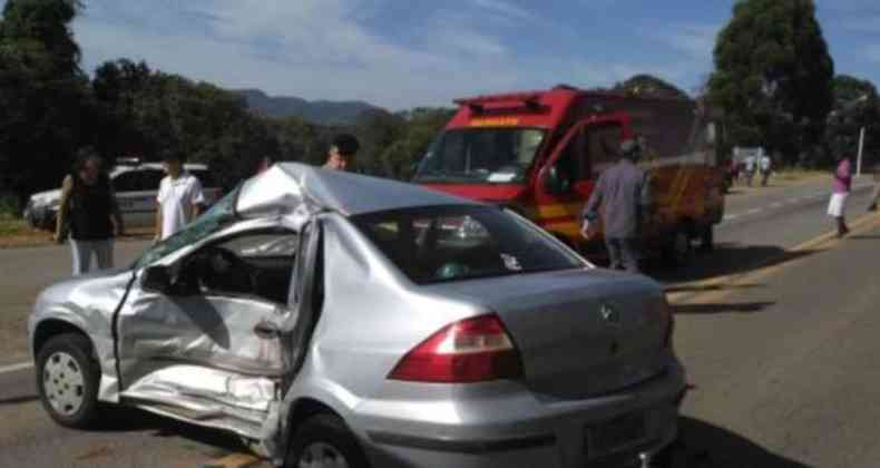 Carro foi atingido na lateral. Motorista tem suspeita de traumatismo craniano(foto: Jornal de Lavras/ Divulgao)