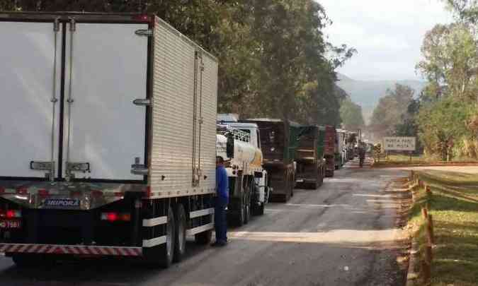 Resultado de imagem para fotos de protestos de caminhoneiros na br 040