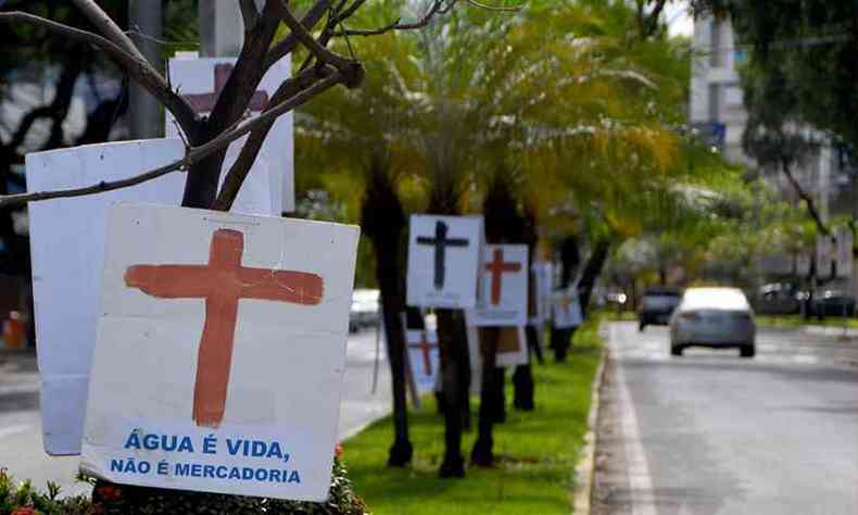 O canteiro central da Rua Marechal Floriano foi tomado por cartazes com cruzes, lembrando as mortes do Rio Doce e das vtimas da COVID-19(foto: Juninho Nogueira/Divulgao)