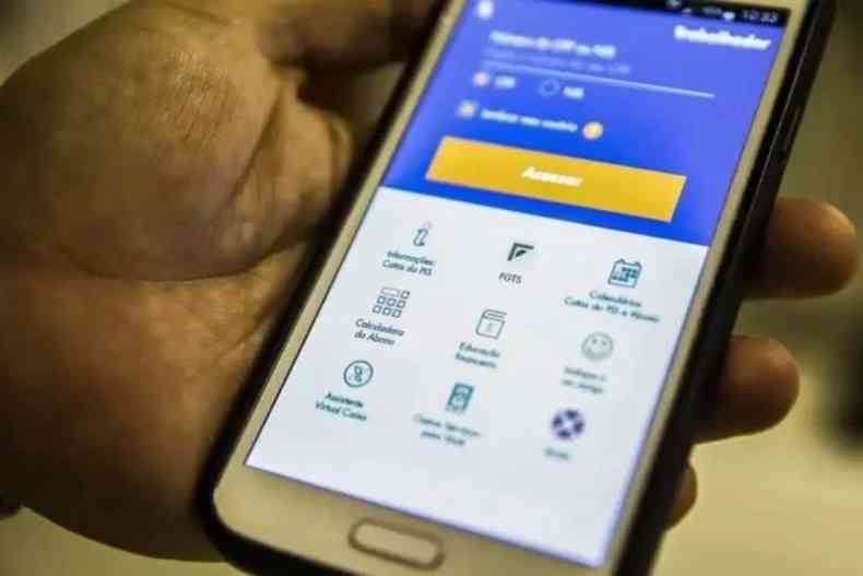 Celular mostra app do FGTS, que poder ser usado para compra de aes