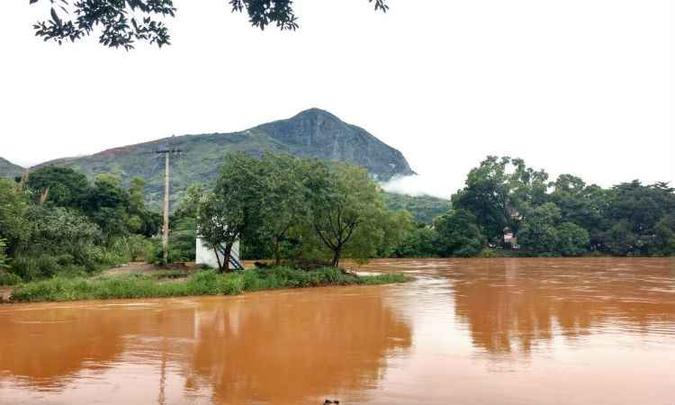 Rio Doce está prestes a sair do leito em Governador Valadares(foto: Saae/Divulgação) Rio Doce está prestes a sair do leito em Governador Valadares(foto: Saae/Divulgação)