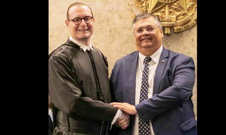 Ministro Cristiano Zanin recebe cumprimentos do ministro da Justia e Segurana Pblica Flvio Dino (PSB-MA)