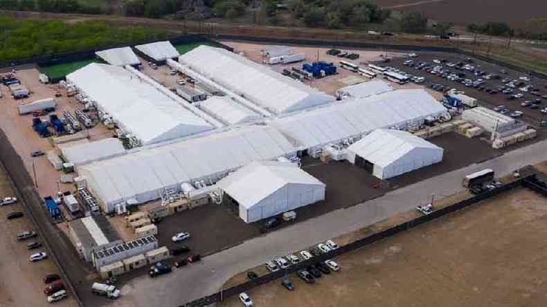 A cidade de tendas administrada pelo governo em Donna, na fronteira dos EUA com o Mxico, est supostamente abrigando mil pessoas(foto: Reuters)