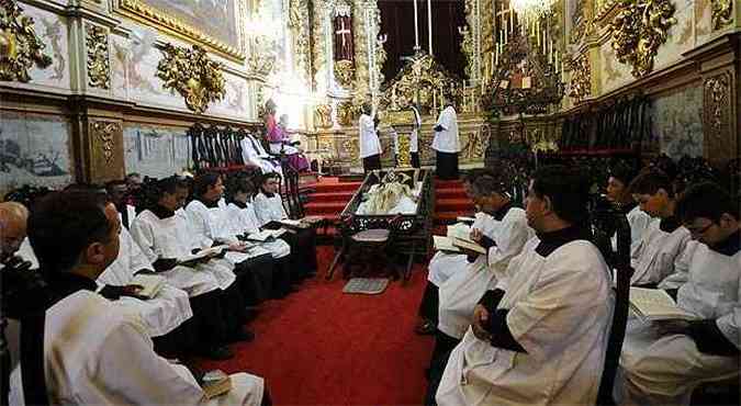 Fiis enfrentaram filas para confessar com os padres na Catedral Baslica Nossa Senhora do Pilar(foto: Jair Amaral/EM/D.A.Press)