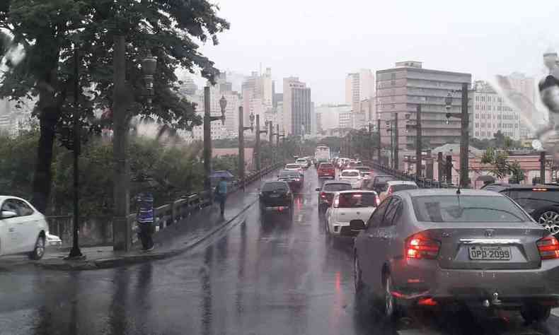 Carros preso no trânsito por causa da chuva em BH