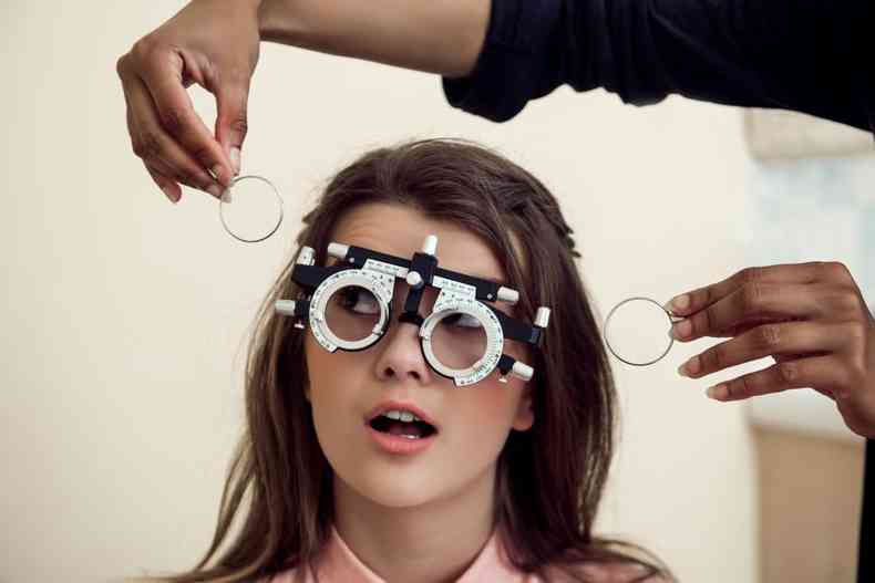 Jovem fazendo exame oftalmolgico 