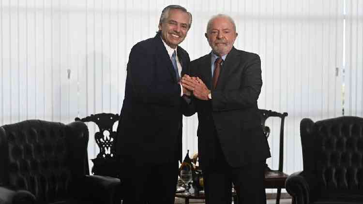 Juntos, Alberto Fernndez, presidente da Argentina, e Lula na posse do presidente brasileiro