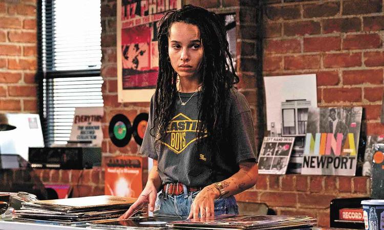A atriz Ze Kravitz de p em loja de discos em cena da srie Alta fidelidade 